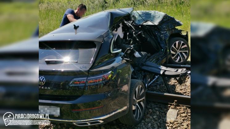 Pasażer volkswagena nie żyje, kierowca w szpitalu. Auto wjechało pod pociąg.