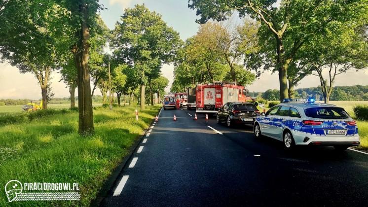 BMW zmiażdżone po zderzeniu z drzewem. Zginął 25-latek, kobieta walczy o życie.