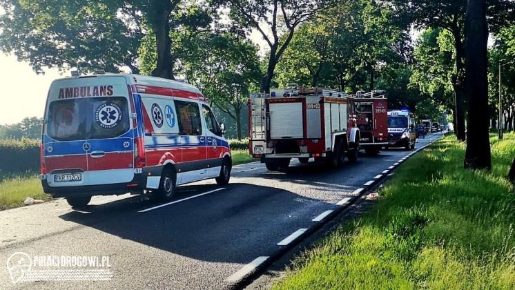 BMW zmiażdżone po zderzeniu z drzewem. Zginął 25-latek, kobieta walczy o życie.