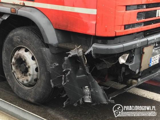 Wypadek radiowozu na skrzyżowaniu. Policjanci jechali do innego zderzenia.