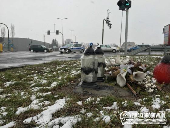 Wypadek radiowozu na skrzyżowaniu. Policjanci jechali do innego zderzenia.