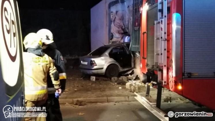 Pijany kierowca wbił się samochodem do obcego garażu. Przez ścianę.
