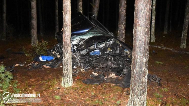 Rozpędzone audi wjechało do lasu, ścięło kilka drzew. 'Na liczniku 200 km/h'.