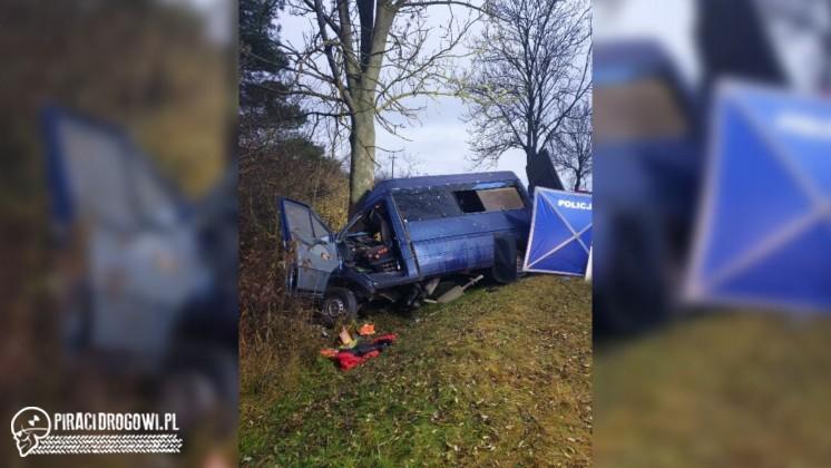 Tragiczny wypadek busa. Nie żyją 25-letnia kobieta i 24-letni mężczyzna.