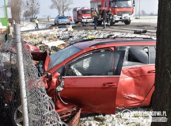 Groźny wypadek na krajowej 39. Po czołowym zderzeniu, z busa wypadł silnik!