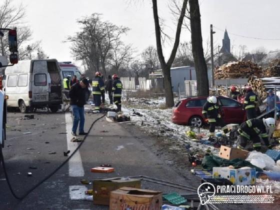 Groźny wypadek na krajowej 39. Po czołowym zderzeniu, z busa wypadł silnik!