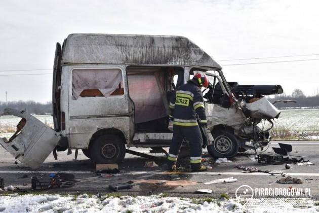 Groźny wypadek na krajowej 39. Po czołowym zderzeniu, z busa wypadł silnik!