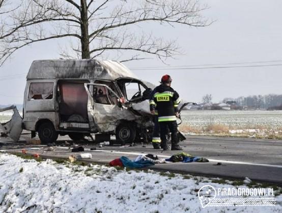 Groźny wypadek na krajowej 39. Po czołowym zderzeniu, z busa wypadł silnik!