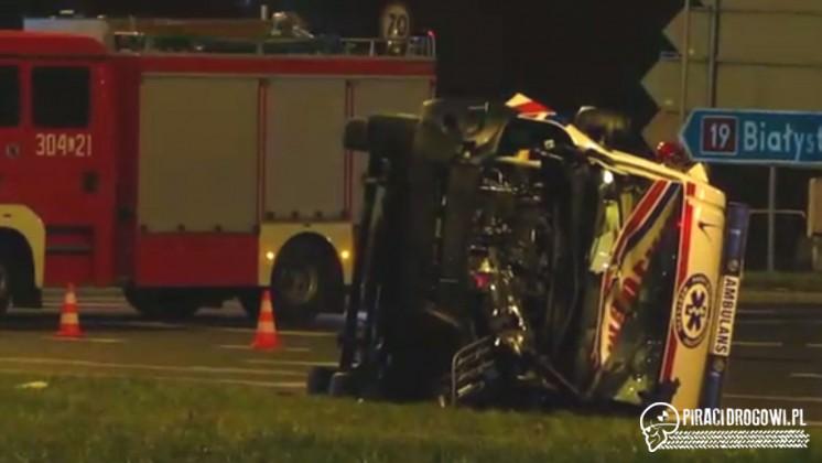 Groźny wypadek z udziałem karetki
