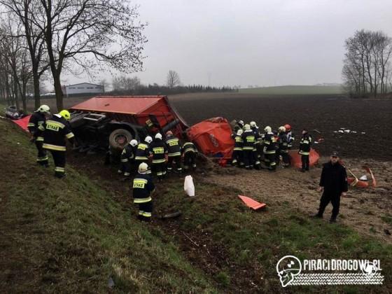 Tragiczny wypadek czterech samochodów. Dwie osoby nie żyją.