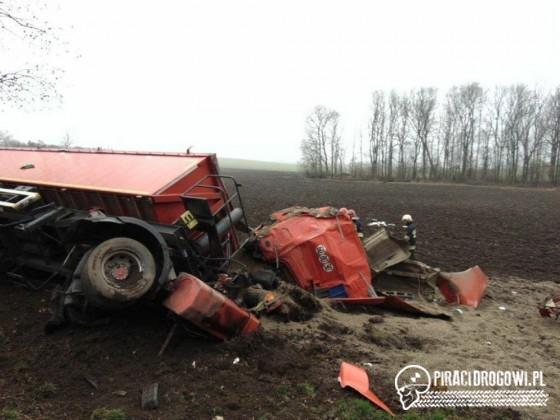 Tragiczny wypadek czterech samochodów. Dwie osoby nie żyją.