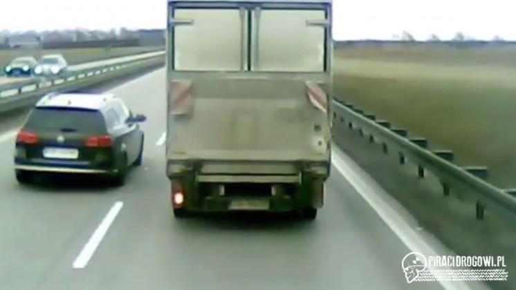Debil nie boi się śmierci i blokuje ruch na A4