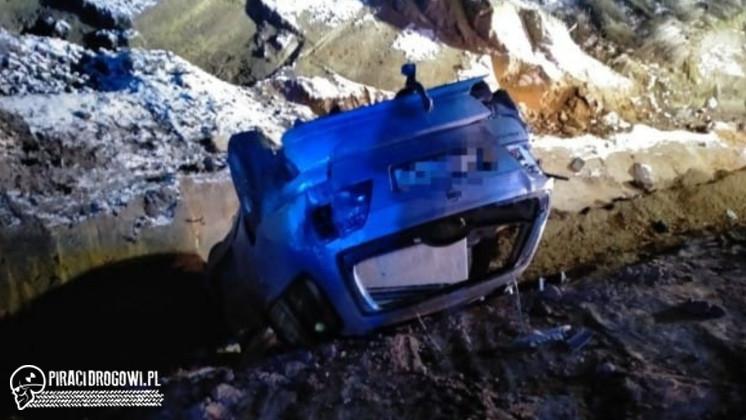 Pijany 20-latek dachował. Nie żyje 16-letni pasażer, dwie nastolatki ranne.