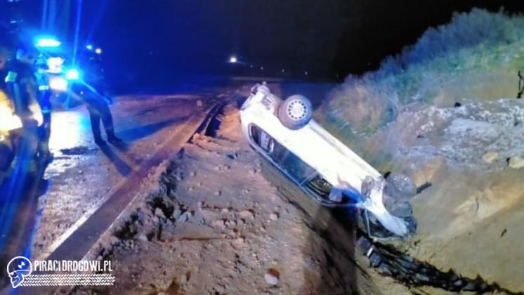 Pijany 20-latek dachował. Nie żyje 16-letni pasażer, dwie nastolatki ranne.