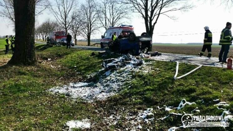 Zderzenie uno z motocyklem. Zginęły dwie osoby z fiata, motocyklista ranny.