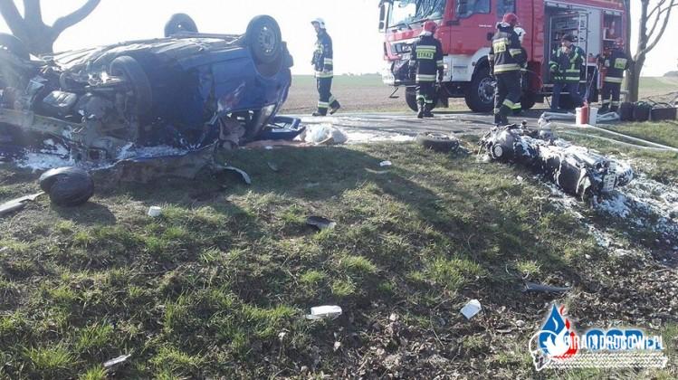Zderzenie uno z motocyklem. Zginęły dwie osoby z fiata, motocyklista ranny.