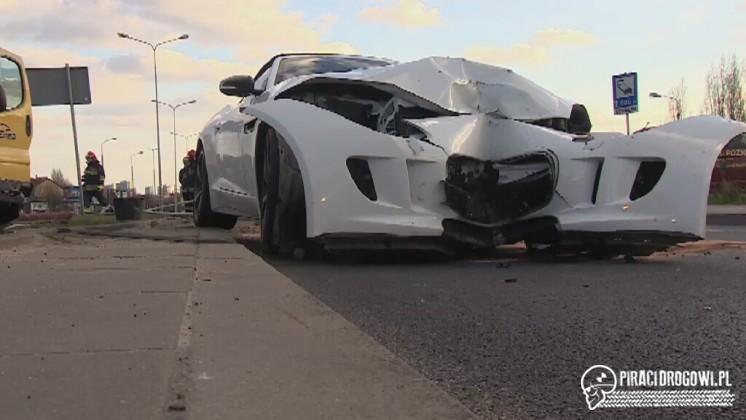 Wypadek w Poznaniu. Sportowy jaguar skosił latarnię