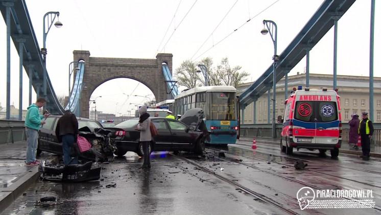 Wypadek na moście Grunwaldzkim we Wrocławiu. Trzy osoby zostały ranne