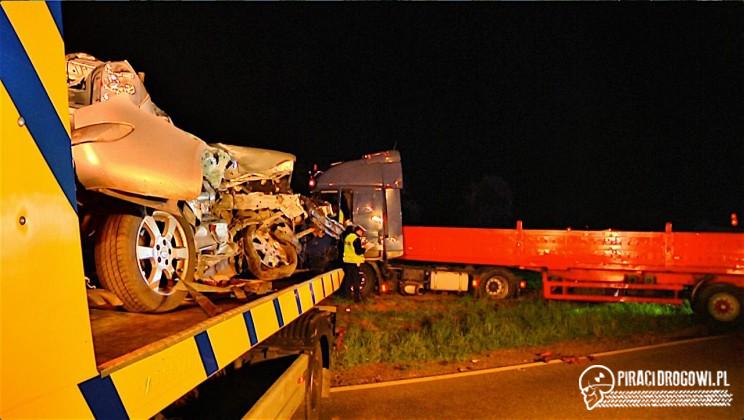Tragiczny zderzenie osobowego renault z TIR-em. Nie żyje 31-letni mężczyzna.