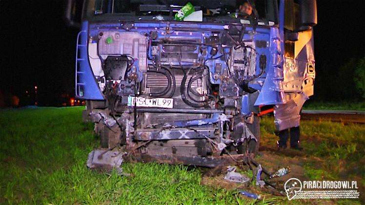Tragiczny zderzenie osobowego renault z TIR-em. Nie żyje 31-letni mężczyzna.