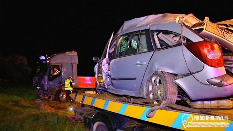 Tragiczny zderzenie osobowego renault z TIR-em. Nie żyje 31-letni mężczyzna.