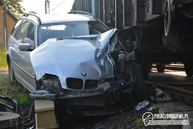 Zderzenie BMW z pociągiem towarowym na przejeździe kolejowym!
