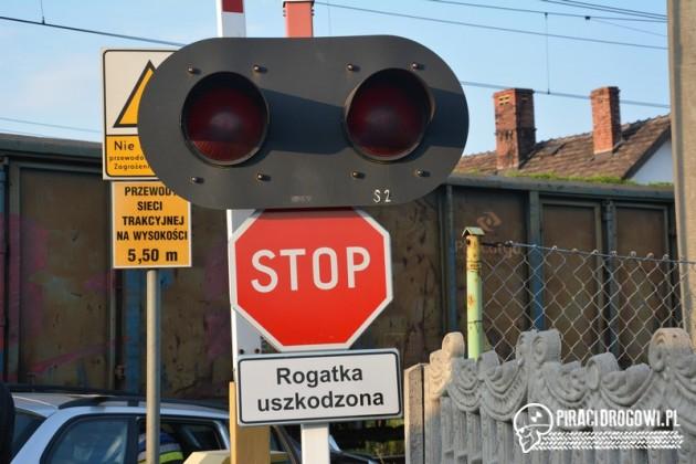 Zderzenie BMW z pociągiem towarowym na przejeździe kolejowym!