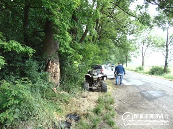 Pechowe wyprzedzanie quada. Osobowy hyundai uderzył w drzewo.
