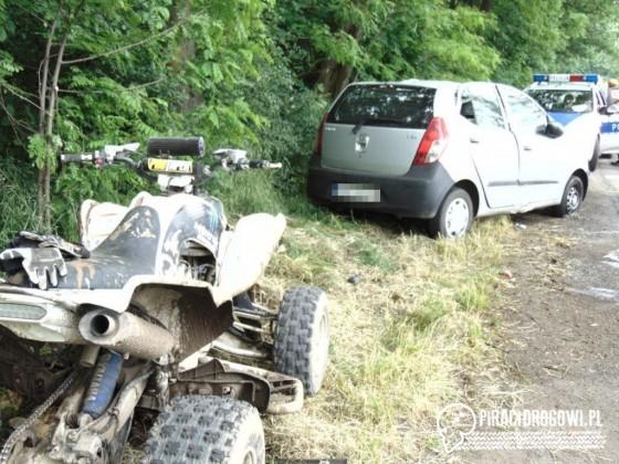 Pechowe wyprzedzanie quada. Osobowy hyundai uderzył w drzewo.