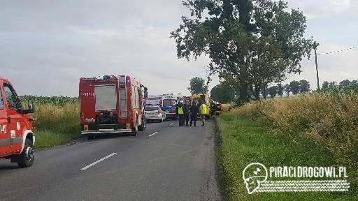 Tragiczne zderzenie osobówki z busem. Trzy osoby nie żyją!