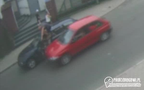 38-latek chciał przejechać mazdą innego kierowcę. Ten musiał uciekać na dach!