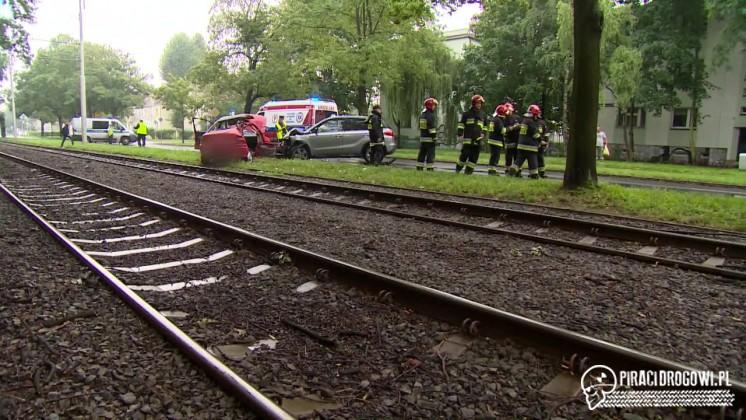 Groźny wypadek we Wrocławiu! Czołowo zderzyły się dwa samochody.