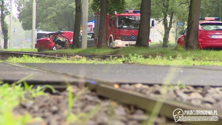 Groźny wypadek we Wrocławiu! Czołowo zderzyły się dwa samochody.