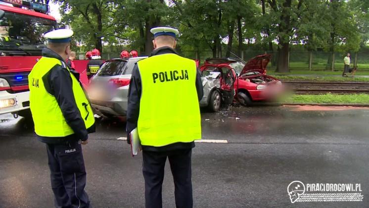 Groźny wypadek we Wrocławiu! Czołowo zderzyły się dwa samochody.