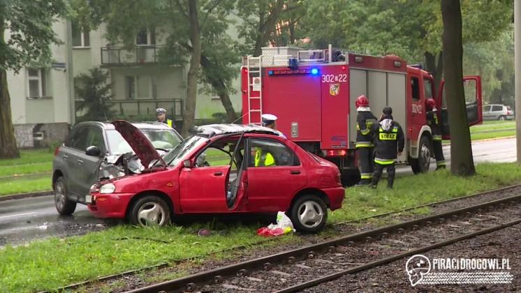 Groźny wypadek we Wrocławiu! Czołowo zderzyły się dwa samochody.