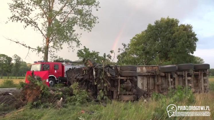 65-letni kierowca zginął po tym, jak ściął ciężarówką dwa drzewa!