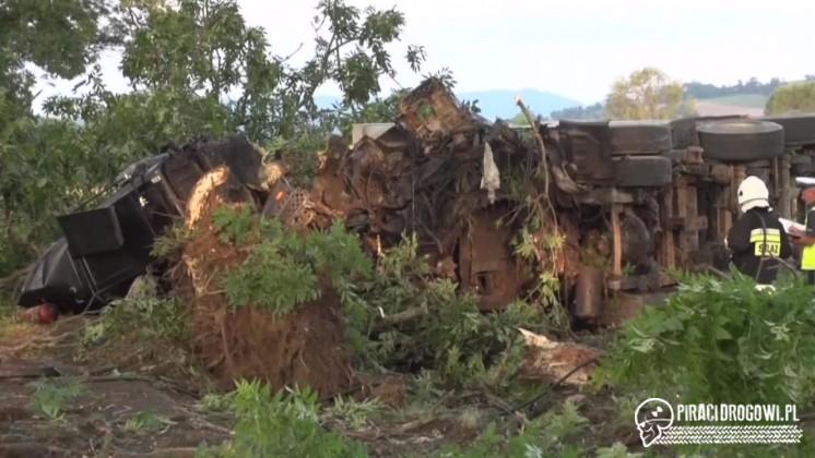 65-letni kierowca zginął po tym, jak ściął ciężarówką dwa drzewa!