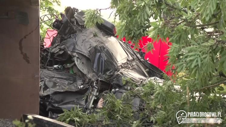 65-letni kierowca zginął po tym, jak ściął ciężarówką dwa drzewa!