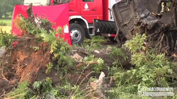 65-letni kierowca zginął po tym, jak ściął ciężarówką dwa drzewa!