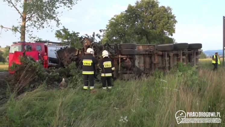 65-letni kierowca zginął po tym, jak ściął ciężarówką dwa drzewa!