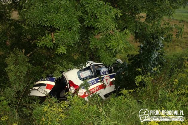Wypadek karetki pogotowia pod Kołobrzegiem. Samochód dosłownie owinął drzewo!