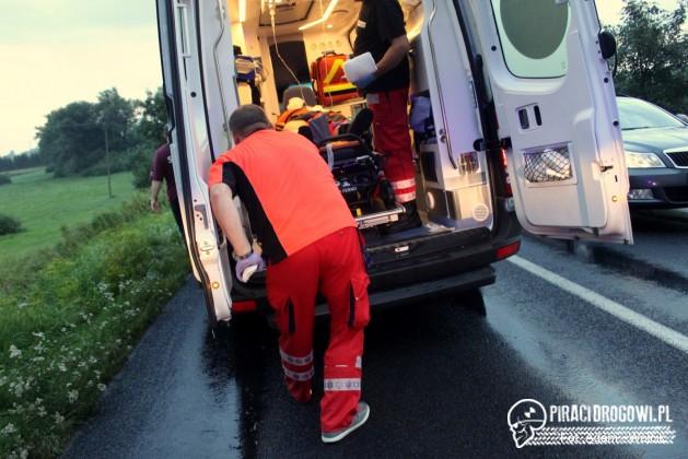 Wypadek karetki pogotowia pod Kołobrzegiem. Samochód dosłownie owinął drzewo!