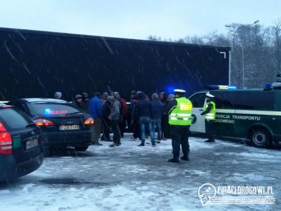 SZOK! 43 osoby 'podróżowały' jednym busem!
