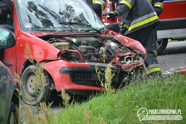 27-latek wbił się motocyklem w fiata, którego kierowca wymusił pierwszeństwo!