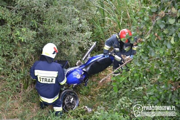 27-latek wbił się motocyklem w fiata, którego kierowca wymusił pierwszeństwo!