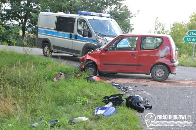 27-latek wbił się motocyklem w fiata, którego kierowca wymusił pierwszeństwo!