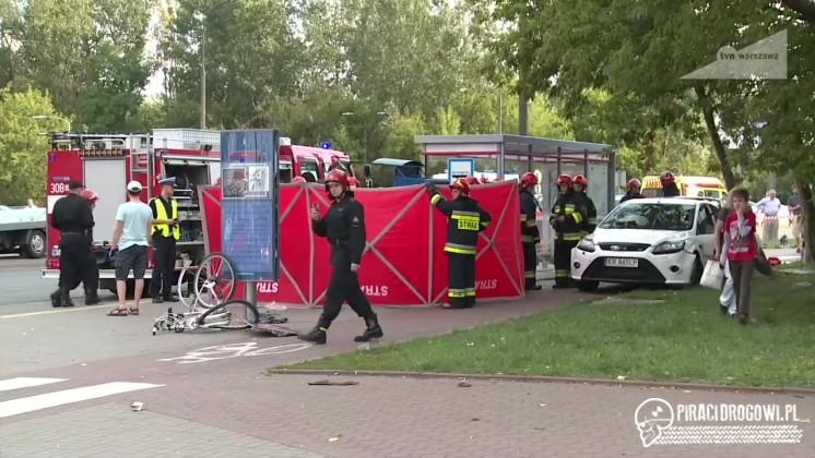 Tragedia w Warszawie. Samochód wypadł z drogi na chodnik i ścieżkę rowerową!