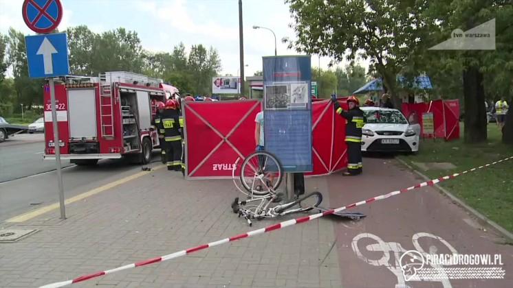 Tragedia w Warszawie. Samochód wypadł z drogi na chodnik i ścieżkę rowerową!