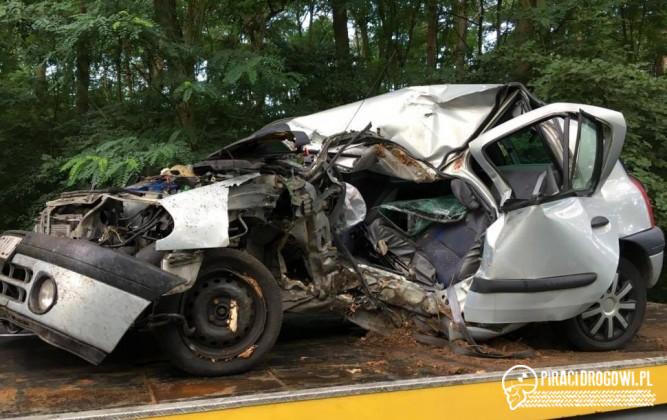 Renault clio roztrzaskało się na drzewie. Kierowca nie przeżył.