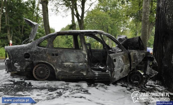 Żołnierz uratował dwie osoby z samochodu płonącego po wypadku!